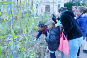 Pour la Petite Leçon de Ville en Famille sur l'eau, les enfants sont partis à la découverte des matériaux du square pour comprendre les notions de perméable/imperméable