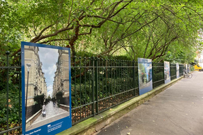 Accrochage de l'exposition sur les grilles du square Maurice Gardette, Paris 11.