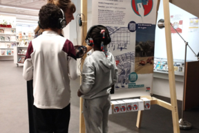 Présentation de l'exposition à la médiathèque d'Évry-Courcouronnes