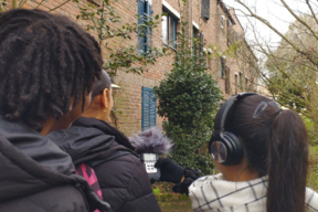 Prise de son pour la réalisation de podcast par les collégiens, dans le quartier des Épinettes-Aunettes de la ville d'Évry-Courcouronnes